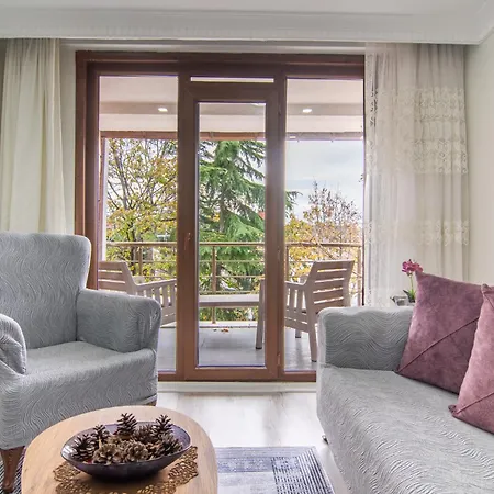 Apartman Cozy 1br & Sofabed With Two Inviting Balconies