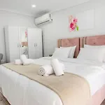 Cozy 1br & Sofabed With Two Inviting Balconies Apartment